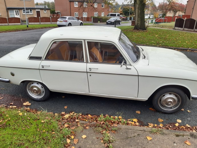 Rare 1974 304 saloon